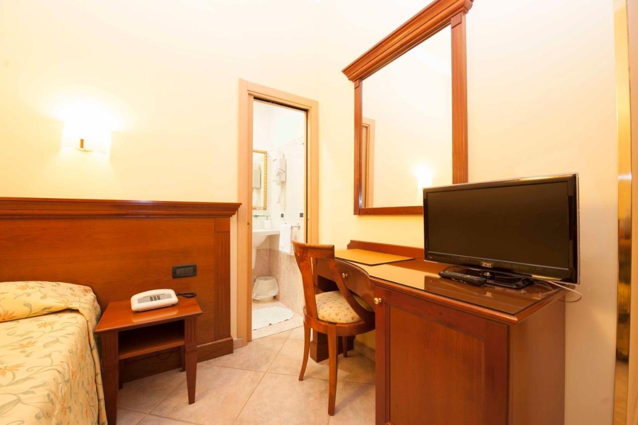 ואראצה Hotel Astigiana & Appartamenti מראה חיצוני תמונה