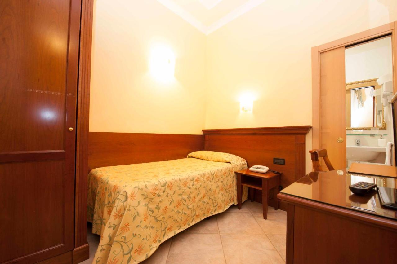 ואראצה Hotel Astigiana & Appartamenti מראה חיצוני תמונה