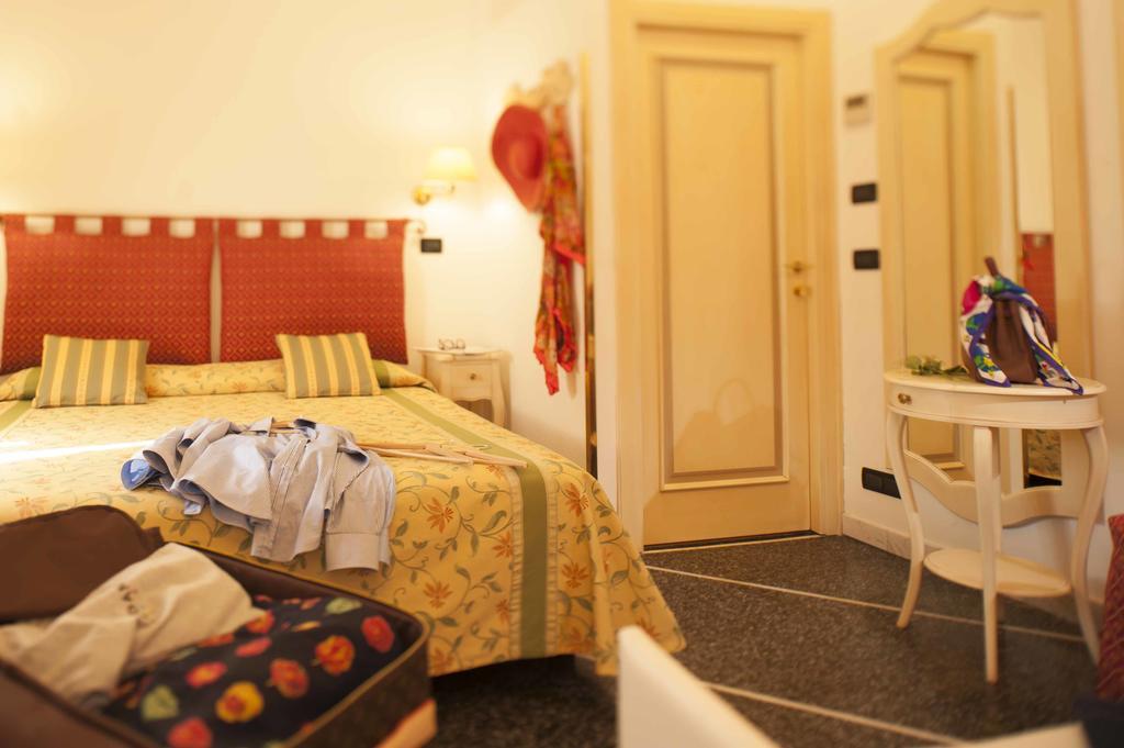 ואראצה Hotel Astigiana & Appartamenti מראה חיצוני תמונה