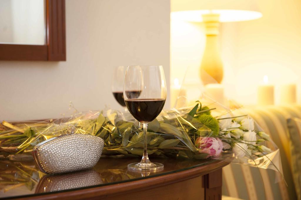 ואראצה Hotel Astigiana & Appartamenti מראה חיצוני תמונה